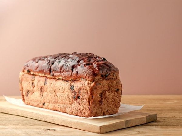 ROZIJNENBROOD MET SPIJS